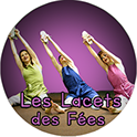 titre spectacle "les lacets des fées". Trois filles assisent par terre tiennent chacune une chaussure à bout de bras.