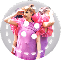 bouton avec 4 trous. surimpression d'une photo du spectacle. trois filles dans un même costume rose