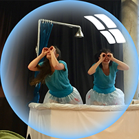bulle avec à l'intérieur une photo du spectacle. deux filles dans une baignoire faisant semblant de regarder à travers des jumelles