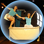 bulle avec à l'intérieur une photo du spectacle. deux filles perchées sur les bords d'une baignoire.