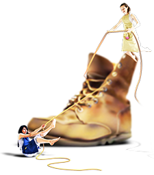 deux femmes tirent sur les lacets d'une immense chaussure
