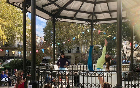 photo: plan serré sur une fille qui a ses bras croisé près de sa poitrine, elle ferme les yeux.
