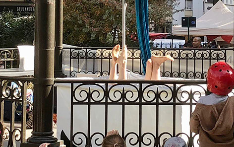 photo: plan serré sur une fille qui a ses bras croisé près de sa poitrine, elle ferme les yeux.