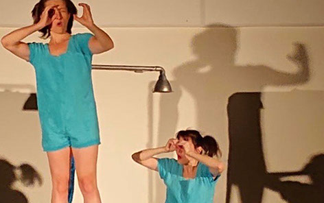 photo: plan serré sur une fille qui a ses bras croisé près de sa poitrine, elle ferme les yeux.